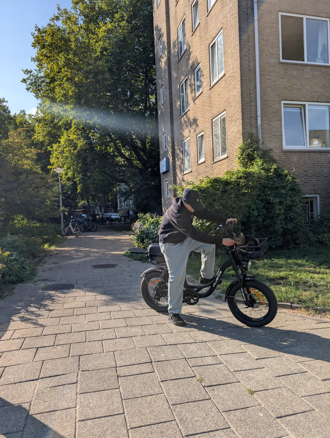 Le vélo électrique sur une allée pavée, au pied d'un immeuble